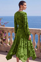Laden Sie das Bild in den Galerie-Viewer, Grünes A-Linien-Samt-V-Ausschnitt Asymmetrisches gerafftes Midi-Blumenkleid mit langen Ärmeln