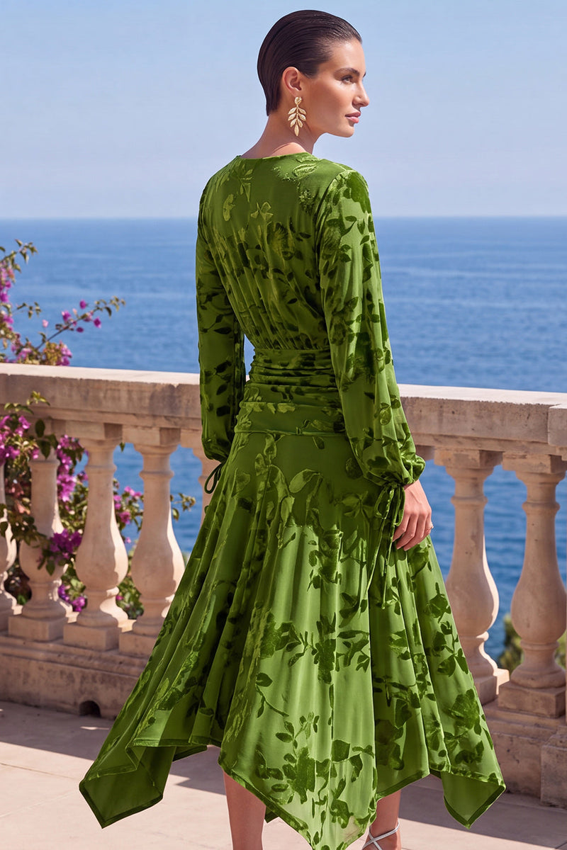 Laden Sie das Bild in den Galerie-Viewer, Grünes A-Linien-Samt-V-Ausschnitt Asymmetrisches gerafftes Midi-Blumenkleid mit langen Ärmeln