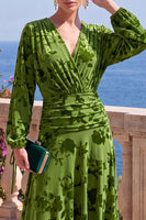 Laden Sie das Bild in den Galerie-Viewer, Grünes A-Linien-Samt-V-Ausschnitt Asymmetrisches gerafftes Midi-Blumenkleid mit langen Ärmeln