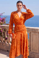 Laden Sie das Bild in den Galerie-Viewer, Grünes A-Linien-Samt-V-Ausschnitt Asymmetrisches gerafftes Midi-Blumenkleid mit langen Ärmeln