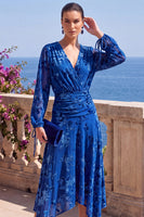 Laden Sie das Bild in den Galerie-Viewer, Grünes A-Linien-Samt-V-Ausschnitt Asymmetrisches gerafftes Midi-Blumenkleid mit langen Ärmeln