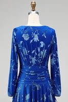 Laden Sie das Bild in den Galerie-Viewer, Grünes A-Linie Samt V-Ausschnitt Asymmetrisches Gerafftes Midi Blumenkleid mit langen Ärmeln