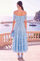 Laden Sie das Bild in den Galerie-Viewer, Off-the-shoulder blaues A-Linien-Midi-Blumenkleid mit Schnürung hinten