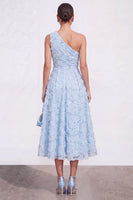Laden Sie das Bild in den Galerie-Viewer, Blaues A-Linie Einschulteriges Blumen Midi-Kleid mit Strass