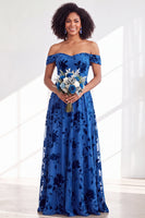 Laden Sie das Bild in den Galerie-Viewer, Off-the-shoulder Fuchsia Samt A-Linie Langes Brautjungferkleid