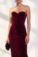 Laden Sie das Bild in den Galerie-Viewer, Burgunderrotes Korsett Sheath Trägerloses Samtkleid