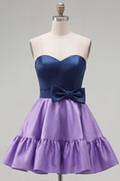 Laden Sie das Bild in den Galerie-Viewer, A-Line marineblaues lila Satin-Sweetheart-Homecoming-Kleid mit Rüschen und Schleife