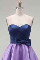 Laden Sie das Bild in den Galerie-Viewer, A-Line marineblaues lila Satin-Sweetheart-Homecoming-Kleid mit Rüschen und Schleife