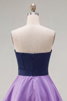 Laden Sie das Bild in den Galerie-Viewer, A-Line marineblaues lila Satin-Sweetheart-Homecoming-Kleid mit Rüschen und Schleife