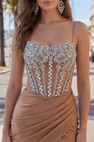 Laden Sie das Bild in den Galerie-Viewer, Khaki Bodycon geraffte Spaghetti-Träger Schnürt Rücken-Homecoming-Kleid mit Perlen