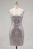 Laden Sie das Bild in den Galerie-Viewer, Glitzernde rote Spaghettiträger, Bodycon Pailletten, kurzes Homecoming-Kleid mit Schnürung hinten