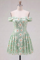 Laden Sie das Bild in den Galerie-Viewer, Off-the-shoulder A-Linie grüne Blumenpailletten Kurzes Homecoming-Kleid mit Schnürung auf dem Rücken
