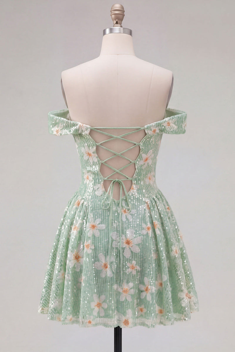 Laden Sie das Bild in den Galerie-Viewer, Off-the-shoulder A-Linie grüne Blumenpailletten Kurzes Homecoming-Kleid mit Schnürung auf dem Rücken