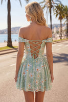 Laden Sie das Bild in den Galerie-Viewer, Off-the-shoulder A-Linie grüne Blumenpailletten Kurzes Homecoming-Kleid mit Schnürung auf dem Rücken