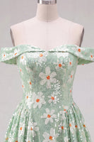 Laden Sie das Bild in den Galerie-Viewer, Off-the-shoulder A-Linie grüne Blumenpailletten Kurzes Homecoming-Kleid mit Schnürung auf dem Rücken