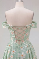 Laden Sie das Bild in den Galerie-Viewer, Off-the-shoulder A-Linie grüne Blumenpailletten Kurzes Homecoming-Kleid mit Schnürung auf dem Rücken
