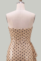 Laden Sie das Bild in den Galerie-Viewer, Trägerloses Champagner-Schwarzes Punkt-Bodycon-Pailletten-Kurzes Homecoming-Kleid mit Schärpe
