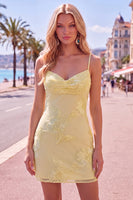 Laden Sie das Bild in den Galerie-Viewer, Gelbes Bodycon Gerafftes Spaghettiträger Blumenstickerei Kurzes Abendkleid