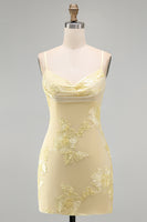 Laden Sie das Bild in den Galerie-Viewer, Gelbes Bodycon Gerafftes Spaghettiträger Blumenstickerei Kurzes Abendkleid