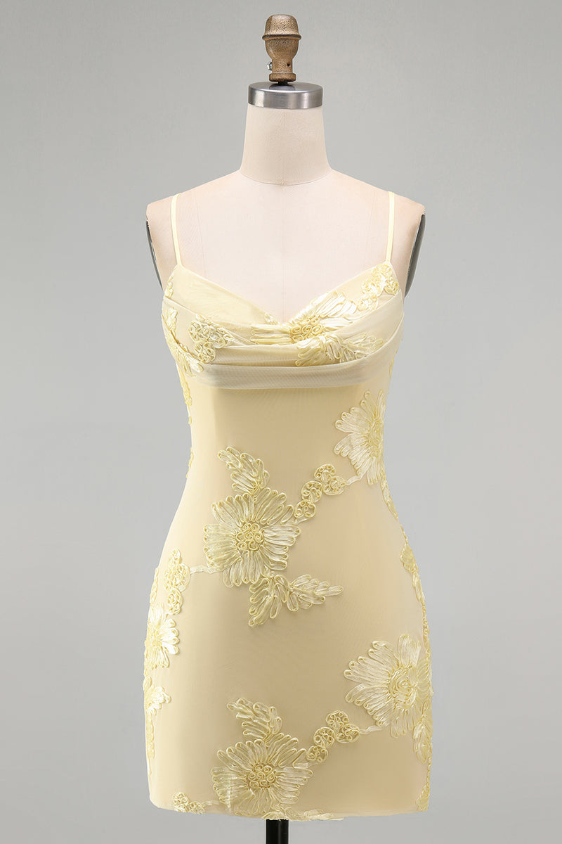 Laden Sie das Bild in den Galerie-Viewer, Gelbes Bodycon Gerafftes Spaghettiträger Blumenstickerei Kurzes Abendkleid