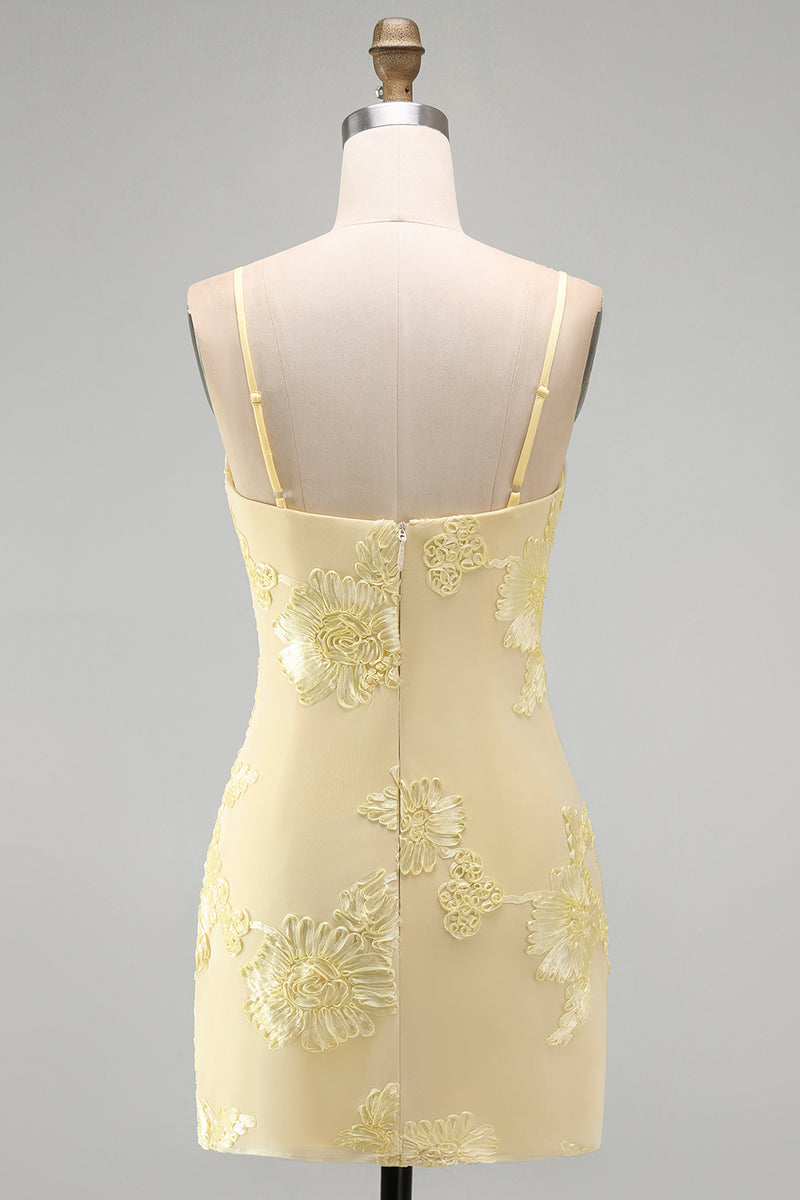 Laden Sie das Bild in den Galerie-Viewer, Gelbes Bodycon Gerafftes Spaghettiträger Blumenstickerei Kurzes Abendkleid