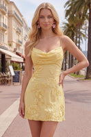 Laden Sie das Bild in den Galerie-Viewer, Gelber Bodycon geraffte Spaghettiträger Blumenstickerei Homecoming-Kleid