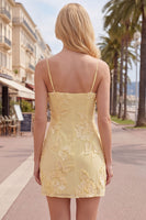 Laden Sie das Bild in den Galerie-Viewer, Gelber Bodycon geraffte Spaghettiträger Blumenstickerei Homecoming-Kleid