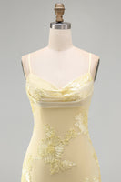 Laden Sie das Bild in den Galerie-Viewer, Gelbes Bodycon Gerafftes Spaghettiträger Blumenstickerei Kurzes Abendkleid