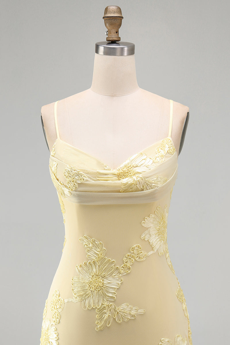 Laden Sie das Bild in den Galerie-Viewer, Gelbes Bodycon Gerafftes Spaghettiträger Blumenstickerei Kurzes Abendkleid
