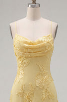 Laden Sie das Bild in den Galerie-Viewer, Gelber Bodycon geraffte Spaghettiträger Blumenstickerei Homecoming-Kleid