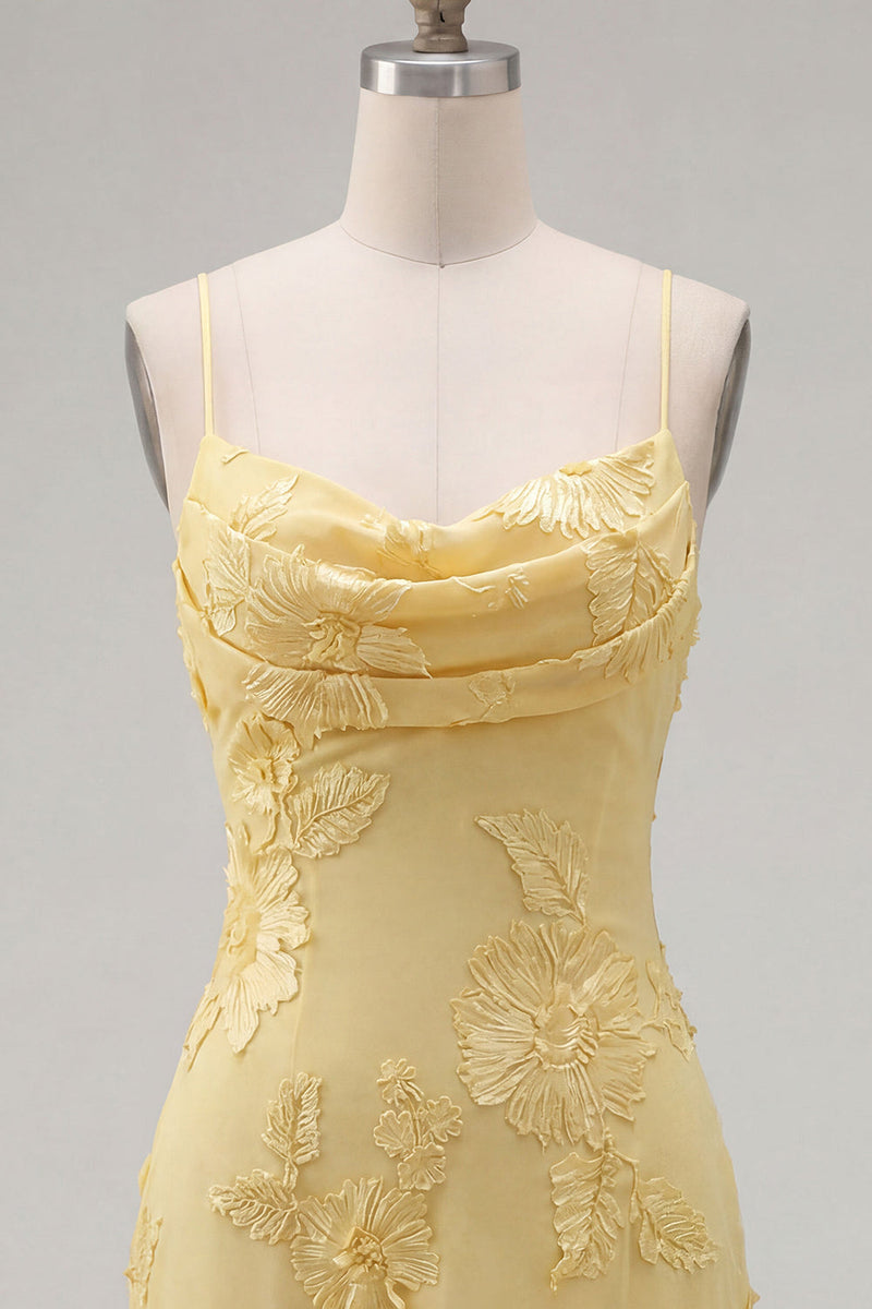 Laden Sie das Bild in den Galerie-Viewer, Gelber Bodycon geraffte Spaghettiträger Blumenstickerei Homecoming-Kleid