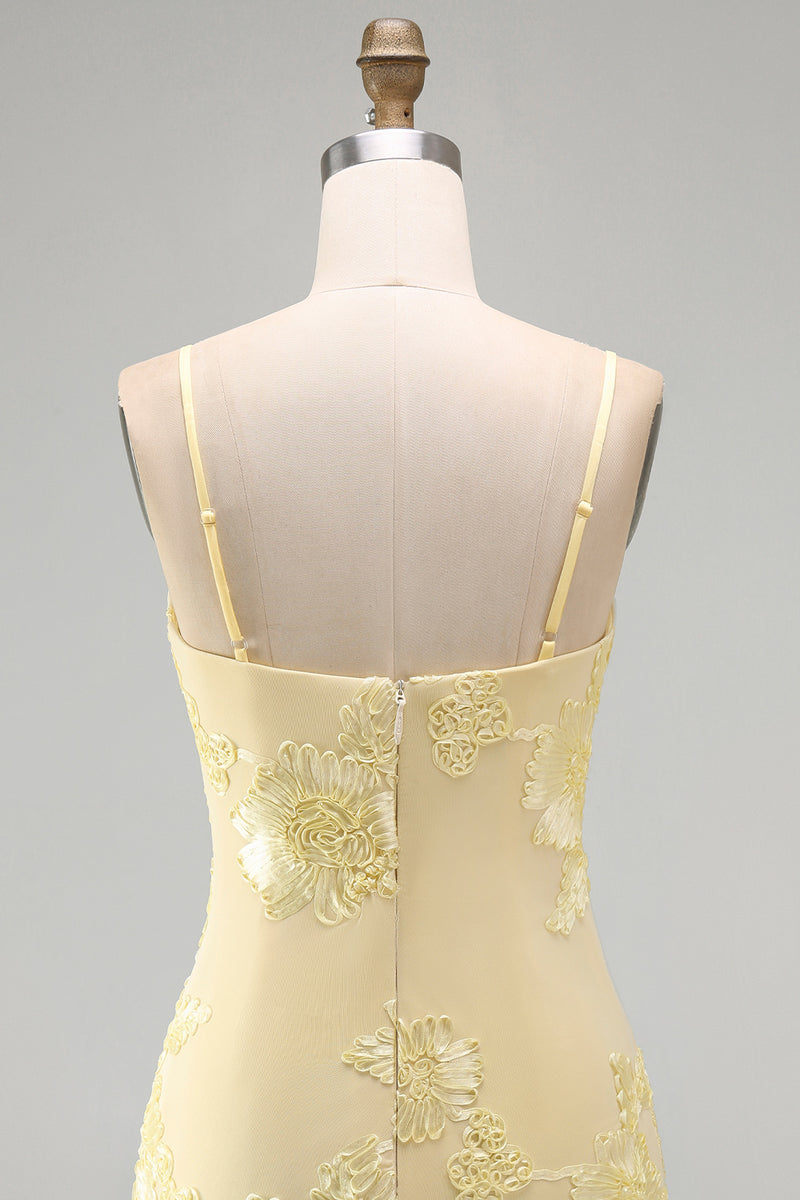 Laden Sie das Bild in den Galerie-Viewer, Gelbes Bodycon Gerafftes Spaghettiträger Blumenstickerei Kurzes Abendkleid