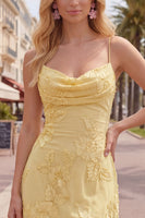 Laden Sie das Bild in den Galerie-Viewer, Gelber Bodycon geraffte Spaghettiträger Blumenstickerei Homecoming-Kleid