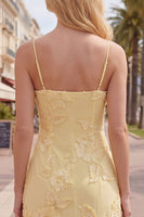 Laden Sie das Bild in den Galerie-Viewer, Gelber Bodycon geraffte Spaghettiträger Blumenstickerei Homecoming-Kleid