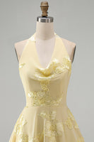 Laden Sie das Bild in den Galerie-Viewer, A-Linie Gelbes Neckholder Kurzes Abendkleid mit floraler Stickerei