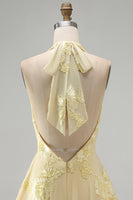 Laden Sie das Bild in den Galerie-Viewer, A-Linie Gelbes Neckholder Kurzes Abendkleid mit floraler Stickerei