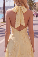 Laden Sie das Bild in den Galerie-Viewer, A-Linie gelbes Neckholder-Kurzhaus-Heimkehrkleid ohne Rücken mit floraler Stickerei