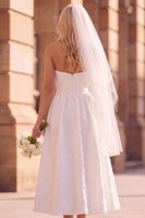 Laden Sie das Bild in den Galerie-Viewer, Weißes A-Line-Trägerloses, plissiertes, teelanges Elopement-Hochzeitskleid