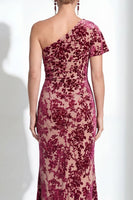 Laden Sie das Bild in den Galerie-Viewer, Ein Schulter Fuchsia Meerjungfrauen Samt Blumen Langes Mutter-der-Braut-Kleid