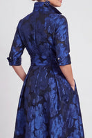 Laden Sie das Bild in den Galerie-Viewer, A-Linie Navy Floraler Jacquard Halbärmel Langes Mutter-der-Braut-Kleid mit Gürtel