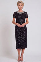 Laden Sie das Bild in den Galerie-Viewer, Glitzerndes Schwarzes Pailletten Runden Ausschnitt Bodycon Midi Mutter-der-Braut-Kleid mit Perlen