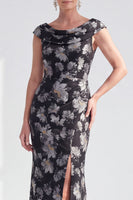 Laden Sie das Bild in den Galerie-Viewer, Meerjungfrauen Schwarzes Blumenkleid Langes Mutter der Braut mit Schlitz