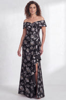 Laden Sie das Bild in den Galerie-Viewer, Off-the-shoulder Meerjungfrauen Schwarzes Blumen Rüschen Mütter der Braut Kleid mit Schlitz