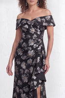 Laden Sie das Bild in den Galerie-Viewer, Off-the-shoulder Meerjungfrauen Schwarzes Blumen Rüschen Mütter der Braut Kleid mit Schlitz