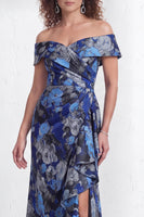 Laden Sie das Bild in den Galerie-Viewer, Off-the-shoulder Meerjungfrauen Schwarzes Blumen Rüschen Mütter der Braut Kleid mit Schlitz