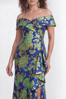 Laden Sie das Bild in den Galerie-Viewer, Off-the-shoulder Meerjungfrauen Schwarzes Blumen Rüschen Mütter der Braut Kleid mit Schlitz