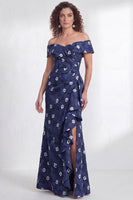 Laden Sie das Bild in den Galerie-Viewer, Off-the-shoulder Meerjungfrauen Schwarzes Blumen Rüschen Mütter der Braut Kleid mit Schlitz