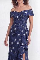Laden Sie das Bild in den Galerie-Viewer, Off-the-shoulder Meerjungfrauen Schwarzes Blumen Rüschen Mütter der Braut Kleid mit Schlitz