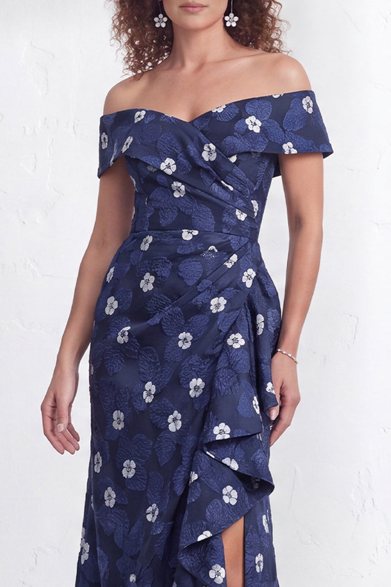 Laden Sie das Bild in den Galerie-Viewer, Off-the-shoulder Meerjungfrauen Schwarzes Blumen Rüschen Mütter der Braut Kleid mit Schlitz