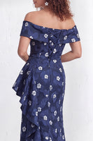 Laden Sie das Bild in den Galerie-Viewer, Off-the-shoulder Meerjungfrauen Schwarzes Blumen Rüschen Mütter der Braut Kleid mit Schlitz